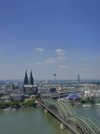 Foto Hohenzollernbrücke und Kölner Dom aus der Ferne - Köln