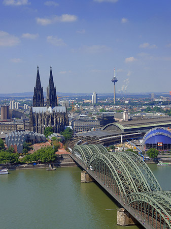 Fotos Hohenzollernbrücke und Kölner Dom aus der Ferne | Köln