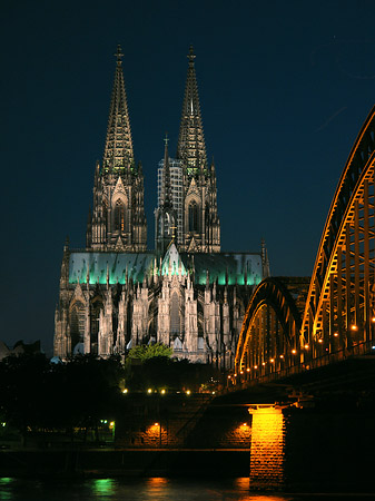 Fotos Kölner Dom hinter der Hohenzollernbrücke