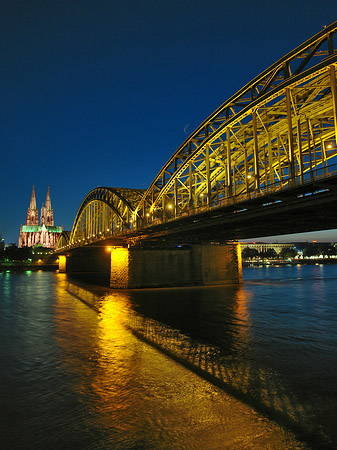 Fotos Kölner Dom hinter der Hohenzollernbrücke