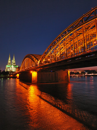 Foto Kölner Dom hinter der Hohenzollernbrücke