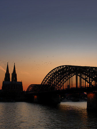 Foto Kölner Dom hinter der Hohenzollernbrücke - Köln