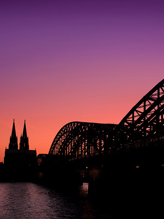 Kölner Dom hinter der Hohenzollernbrücke Foto 