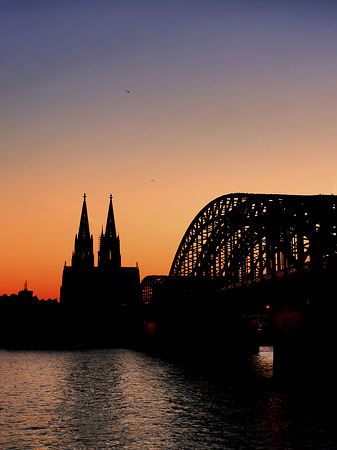 Foto Kölner Dom hinter der Hohenzollernbrücke - Köln