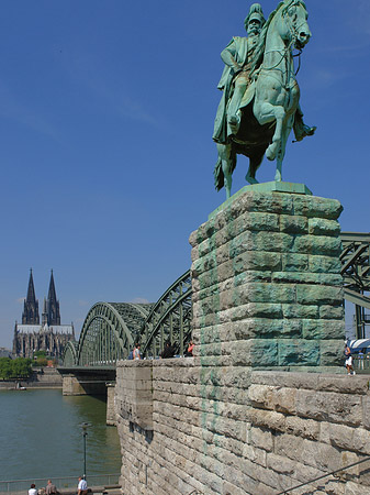 Fotos Reiterstatue vor dem Kölner Dom