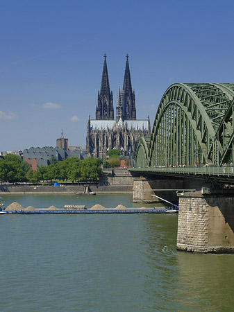 Schiff unter der Hohenzollernbrücke Foto 