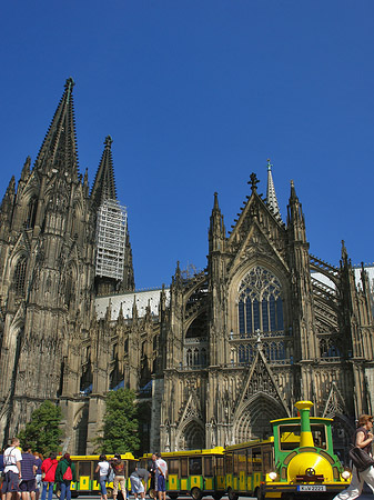 Bimmelbahn fährt zum Kölner Dom Fotos