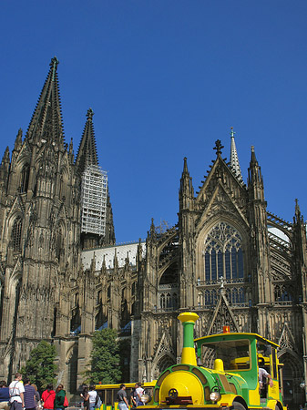 Bimmelbahn fährt zum Kölner Dom Foto 