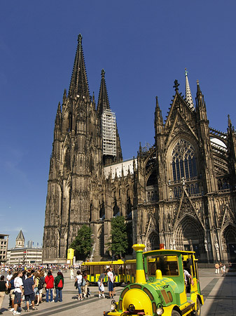 Foto Bimmelbahn fährt zum Kölner Dom