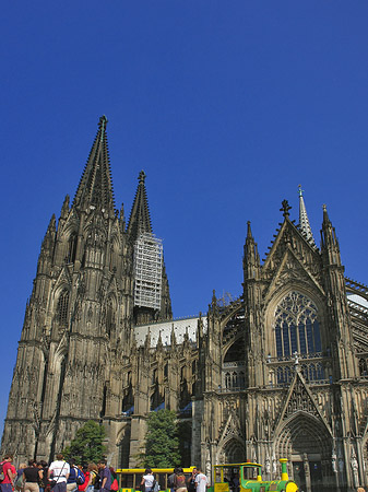 Bimmelbahn fährt zum Kölner Dom