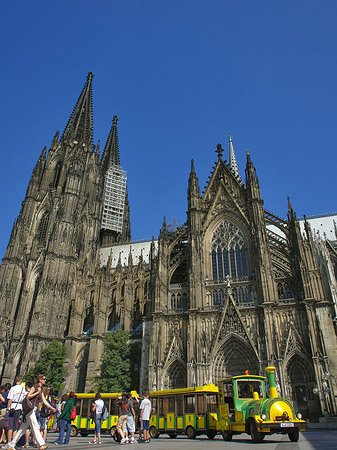 Foto Bimmelbahn fährt zum Kölner Dom