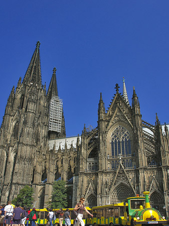 Foto Bimmelbahn fährt zum Kölner Dom