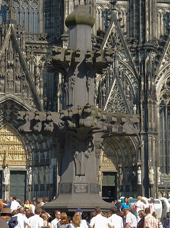 Kreuzblume vor dem Kölner Dom Fotos