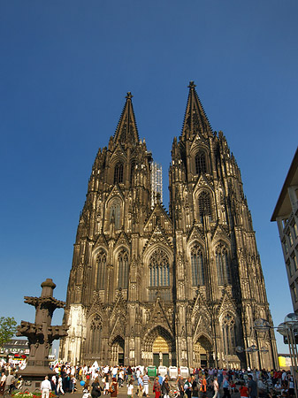 Touristen tummeln sich vor Kölner Dom Fotos