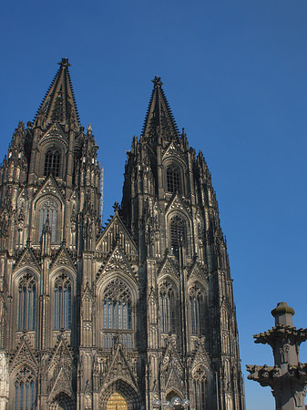 Touristen tummeln sich vor Kölner Dom Fotos