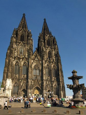 Touristen tummeln sich vor Kölner Dom