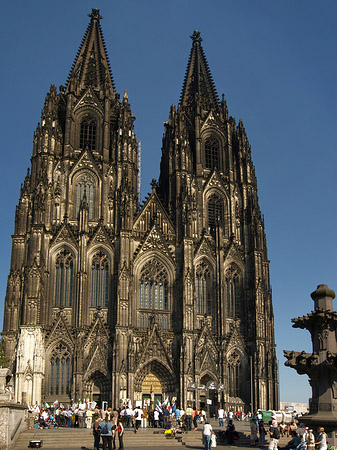 Touristen tummeln sich vor Kölner Dom