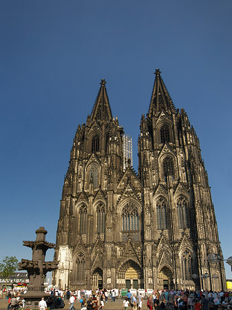 Touristen tummeln sich vor Kölner Dom Fotos