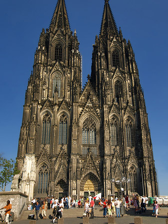 Fotos Touristen tummeln sich vor Kölner Dom