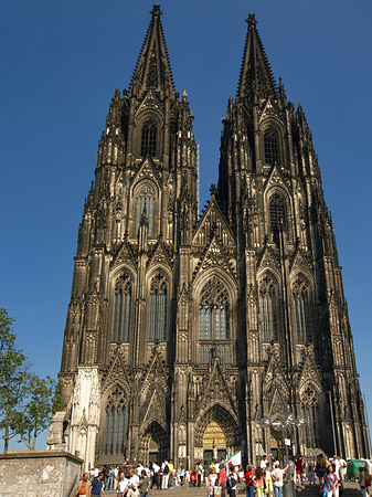 Touristen tummeln sich vor Kölner Dom