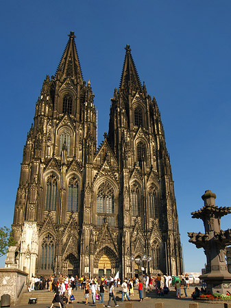 Touristen tummeln sich vor Kölner Dom