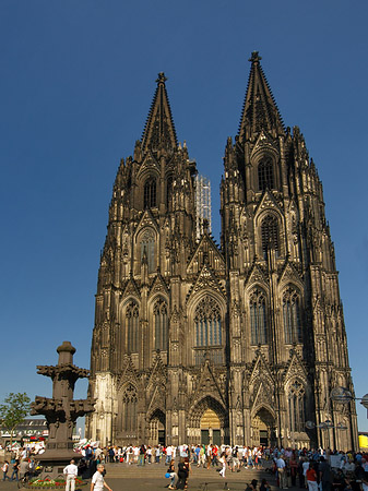 Fotos Touristen tummeln sich vor Kölner Dom