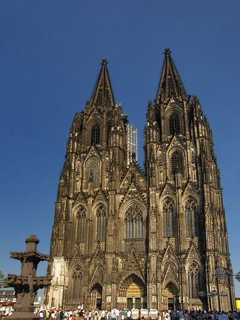 Foto Touristen tummeln sich vor Kölner Dom - Köln