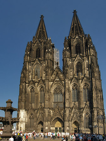 Fotos Touristen tummeln sich vor Kölner Dom | Köln