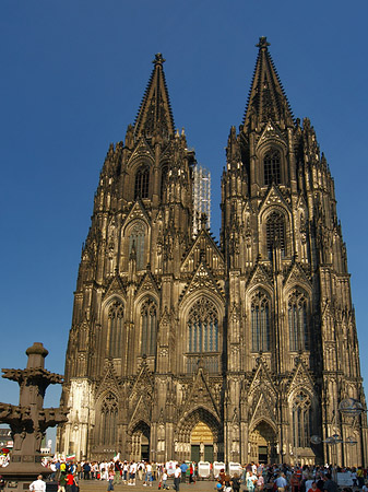 Fotos Touristen tummeln sich vor Kölner Dom | Köln