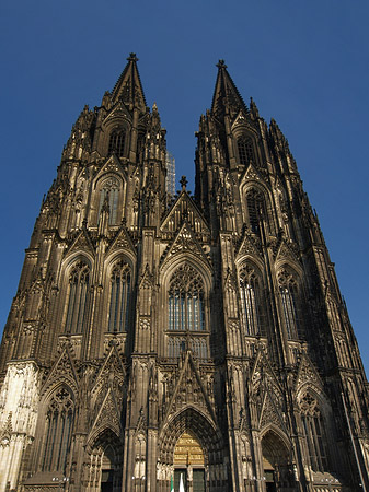 Touristen tummeln sich vor Kölner Dom Foto 