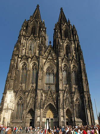 Touristen tummeln sich vor Kölner Dom