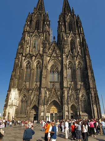 Touristen tummeln sich vor Kölner Dom