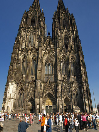 Touristen tummeln sich vor Kölner Dom Foto 