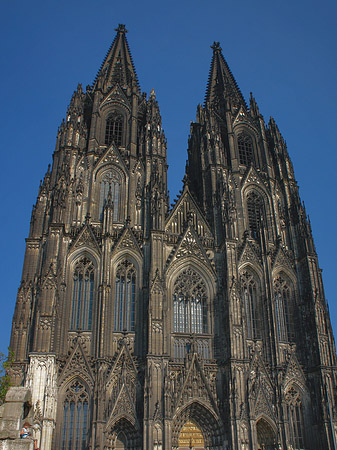 Touristen tummeln sich vor Kölner Dom Foto 