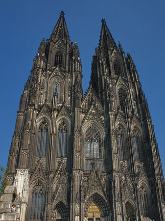 Touristen tummeln sich vor Kölner Dom