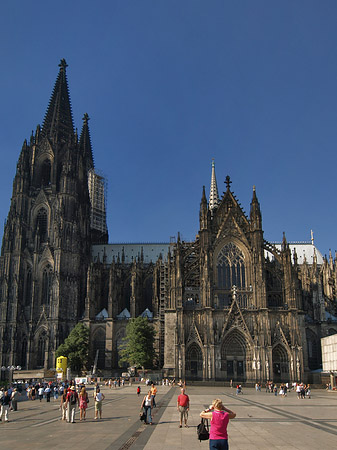 Fotos Touristen tummeln sich vor Kölner Dom | Köln