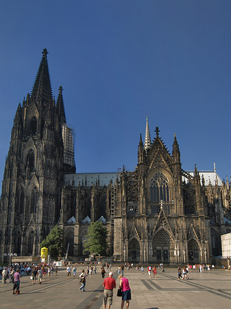 Touristen tummeln sich vor Kölner Dom Fotos