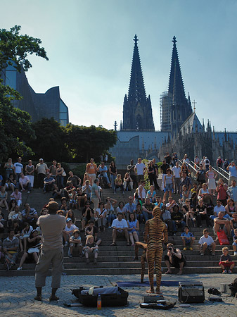 Touristen auf dem Weg zum Kölner Dom Foto 