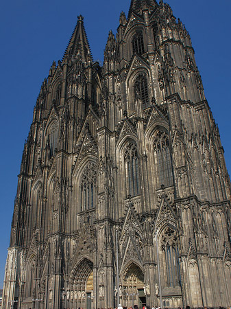 Foto Touristen tummeln sich vor Kölner Dom