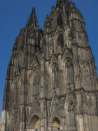 Touristen tummeln sich vor Kölner Dom