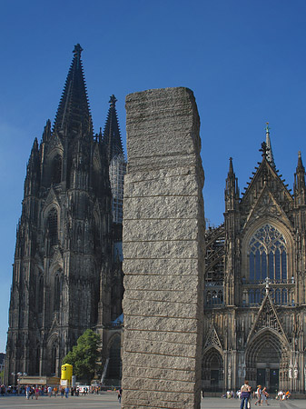 Säule steht vor Kölner Dom