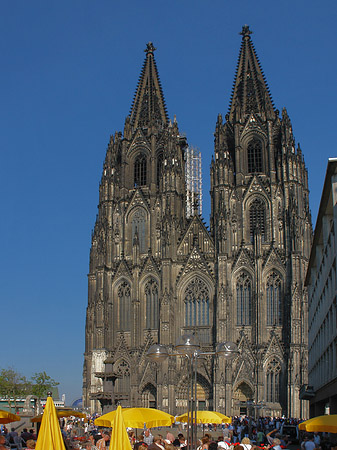 Foto gelbe Sonnenschirme vor Kölner Dom