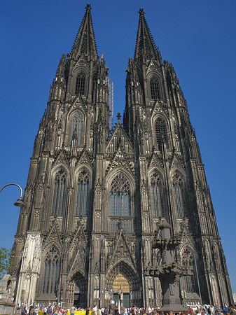 Menschen beim Kölner Dom Foto 