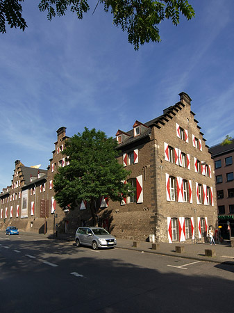 Kölnisches Stadtmuseum mit Straße Fotos