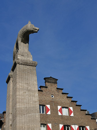 Wolfsstatue und Stadtmuseum