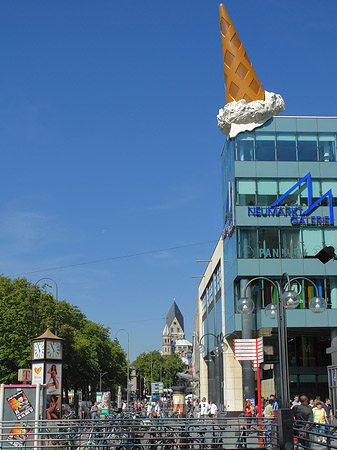 Foto Neumarkt Galerie mit St Aposteln - Köln