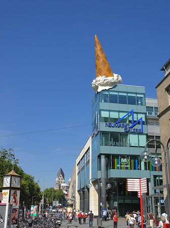 Neumarkt Galerie mit Straße Fotos