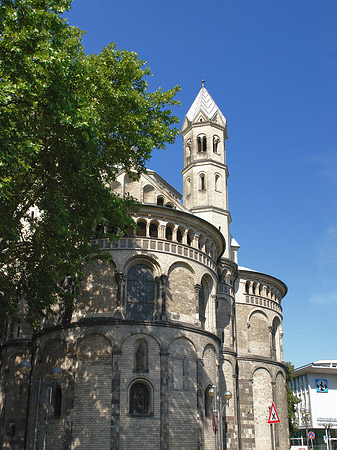 Seitentürme und Westturm der St Aposteln Fotos