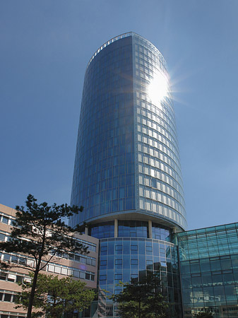 Triangelturm hinter Häusern Fotos