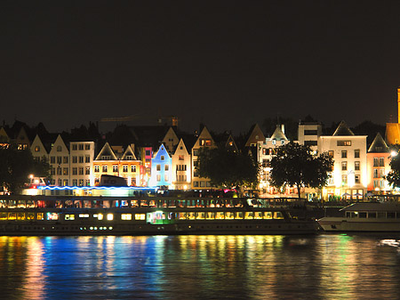 Schiff fährt vor dem Fischmarkt